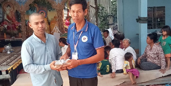 លោក ម៉ៃ ផល្លា តំណាងសហជីពកំលាំងចិត្តកម្មករកម្ពុជា ប្រចាំក្រុមហ៊ុន ហ៊ន់ខូ (ខេមបូឌា) អ៊ិនដាសស្ទ្រៀល ឯ.ក បានរៃអង្គាសទឹកប្រាក់ចំនួន ៥៩២,៥០០រៀលជូនកម្មការនីម្នាក់ដែលគាត់បានទទួលមរណភាពដោយសារជំងឺរោគាពាធ